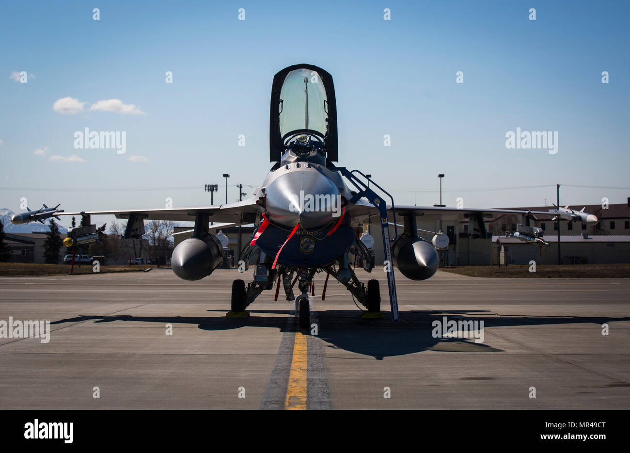 Ein US Air Force F-16C Fighting Falcon Flugzeug mit der 96 Test Wing von eglin Air Force Base erhält Preflight die Funktionsprüfungen von Joint Base Elmendorf-Richardson, Alaska, für Übung nördlichen Rand 2017, 5. Mai 2017. Diese Übung ist Alaska's größte und Premier gemeinsame Ausbildung Übung darauf ausgerichtet, den Betrieb, Techniken und Verfahren zu üben, sowie die Interoperabilität der Dienste zu verbessern. Die Übung bietet real-world, die gute Kenntnisse in der Erkennung und Verfolgung von Einheiten auf See, in der Luft und auf dem Land und zur Reaktion auf mehrere Krisen in der Indo-Asia-Pazifik-Region. (U.S. Ma Stockfoto