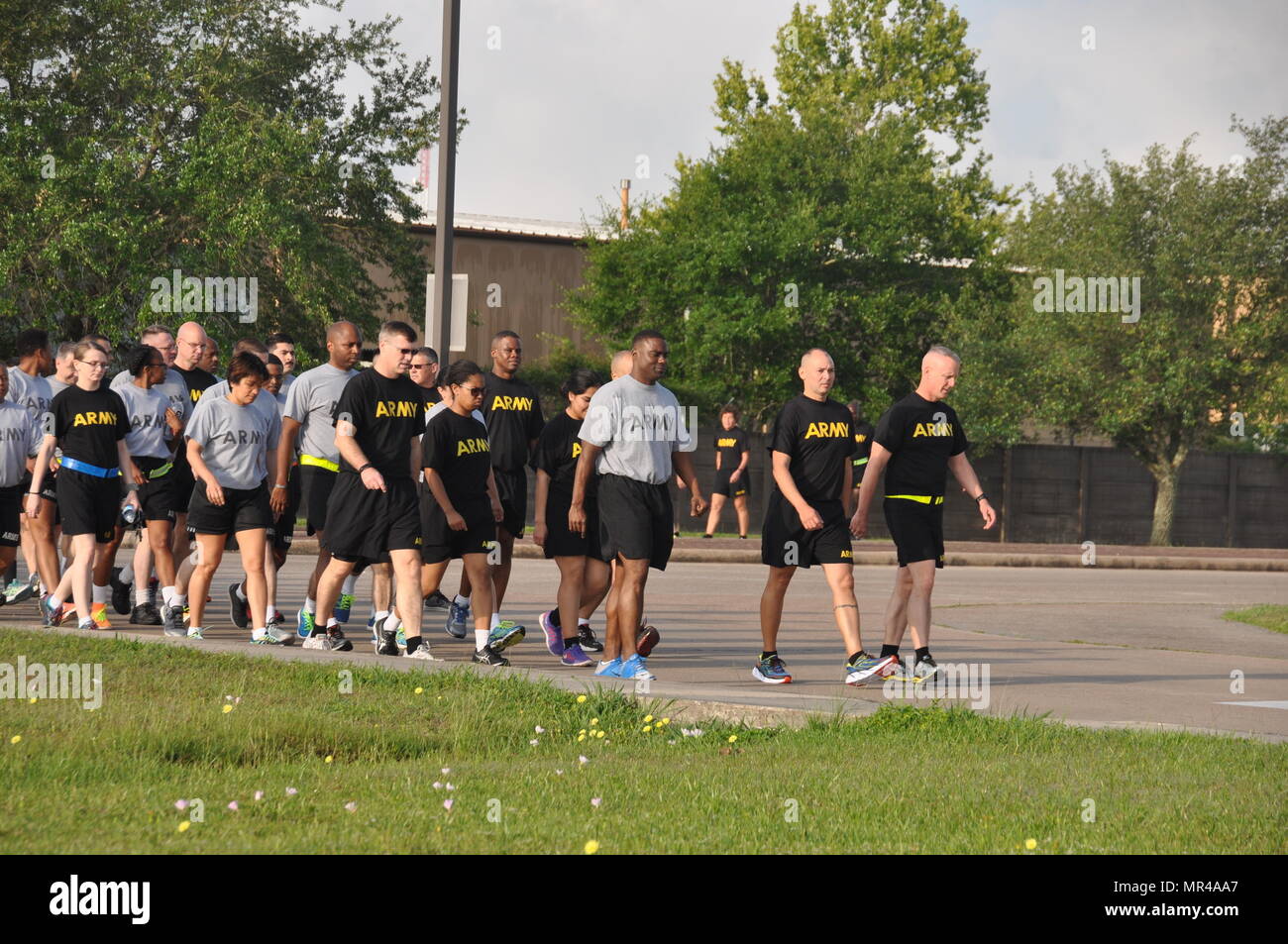 In diesem Bild, veröffentlicht von der Army Reserve 75. Training Command marschieren Soldaten mit der Einheit Stabskompanie in Bildung auf dem Weg zu einem halbjährlichen Test der körperlichen Fitness in Houston, Texas, Freitag, 21. April 2017. Ein hoher Standard für körperliche Leistungsfähigkeit innerhalb der Army Reserve trägt zu seiner insgesamt Kampfbereitschaft und Letalität. (Foto / 75. Training Command, Armee-Reserve-Oberstleutnant Adam Collett) Stockfoto