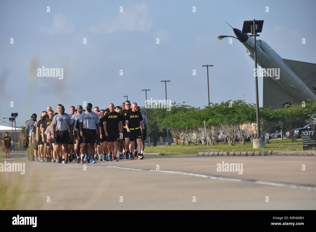 In diesem Bild, veröffentlicht von der Army Reserve 75. Training Command marschieren Soldaten mit der Einheit Stabskompanie in Bildung auf dem Weg zu einem halbjährlichen Test der körperlichen Fitness in Houston, Texas, Freitag, 21. April 2017. Ein hoher Standard für körperliche Leistungsfähigkeit innerhalb der Army Reserve trägt zu seiner insgesamt Kampfbereitschaft und Letalität. (Foto / 75. Training Command, Armee-Reserve-Oberstleutnant Adam Collett) Stockfoto