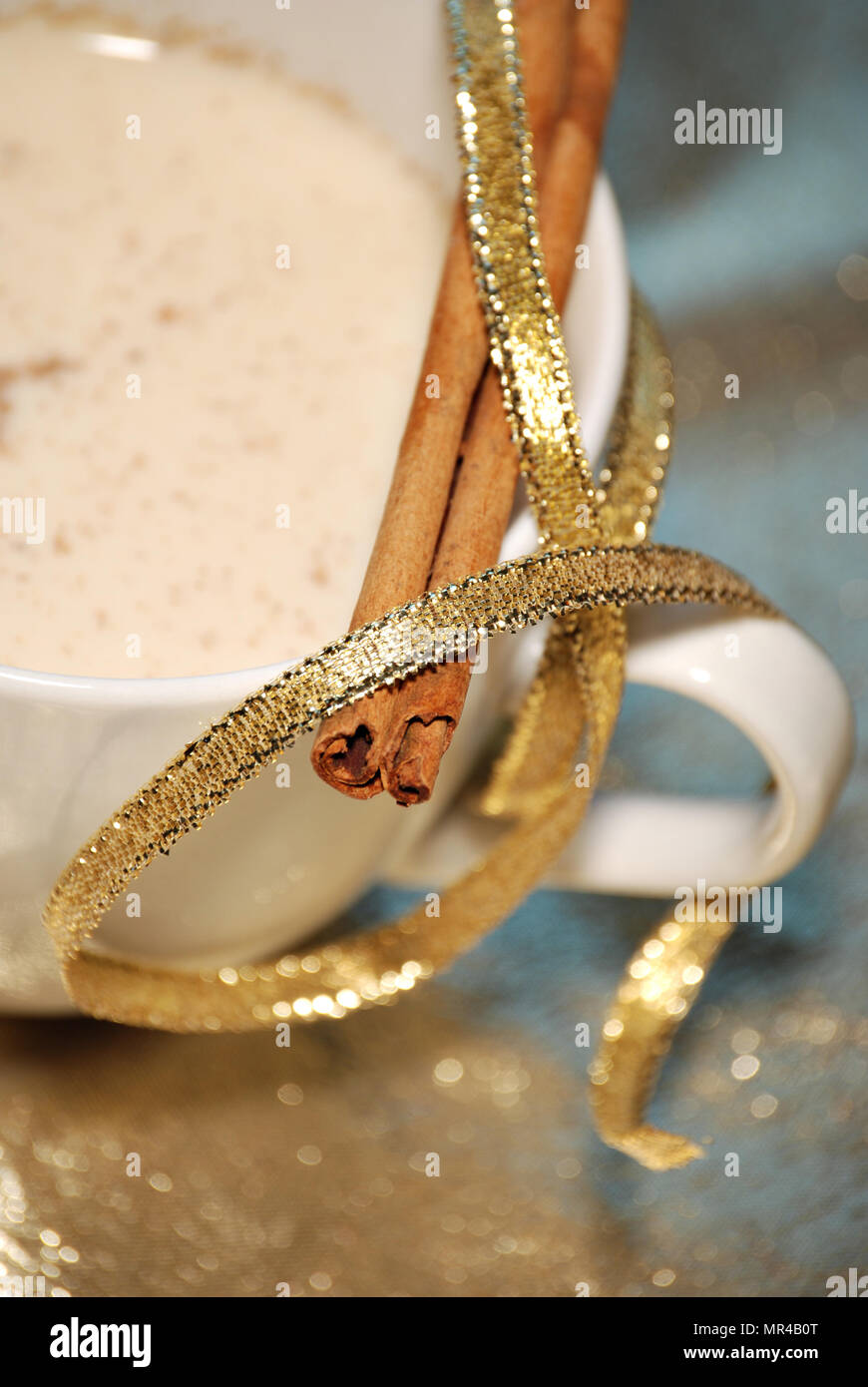 Hot Chai Tea Latte mit Zimtstangen Stockfoto