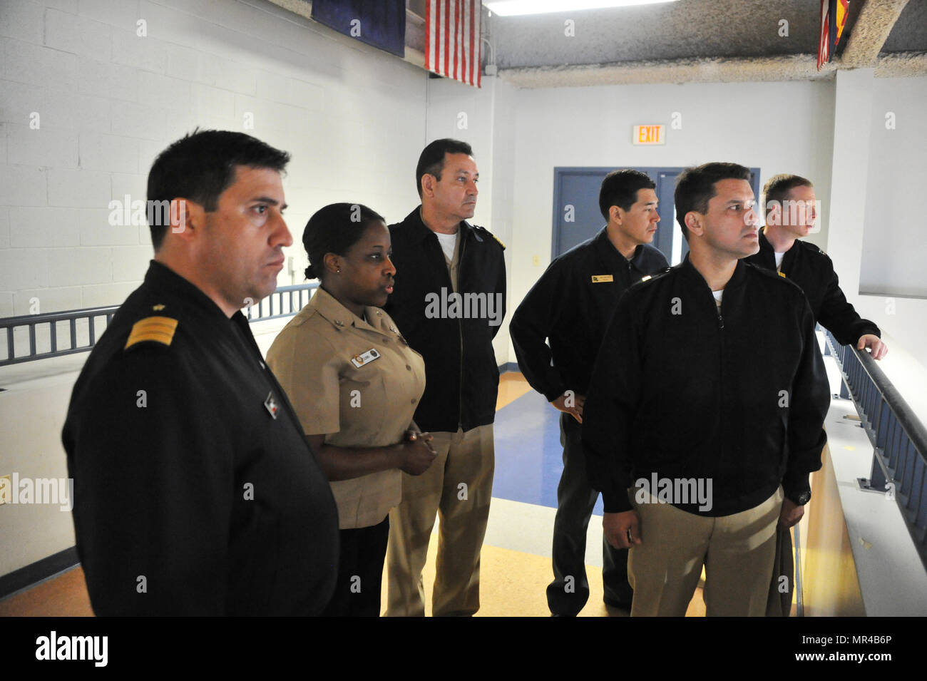 170503-N-SL 853-128 GREAT LAKES, Il. (03.Mai 2017) Hospital Corpsman 1. Klasse Joycelyn Dunn gibt einen kurzen an der Freiheit Hall körperliches Training Facility am Training Befehl Rekrutieren während einer ausländische Offiziere tour 3. Mai bei RTC. Der Besuch umfaßt vier älteren ausländischen Verbindungsbeamten, Mitglieder von US-Flotte Kräfte Befehl, RTC und Training Support Center über einen dreitägigen Zeitraum tourte. Die Offiziere wurden Vertreter der Mexikaner, Brasilianer, chilenischen und peruanischen Seestreitkräfte. Über 30,000-40,000 Rekruten Absolvent jährlich nur von Boot Camp der Marine. (U.S. Marine Foto von Chief Gas Turbine Systems Techniker Stockfoto