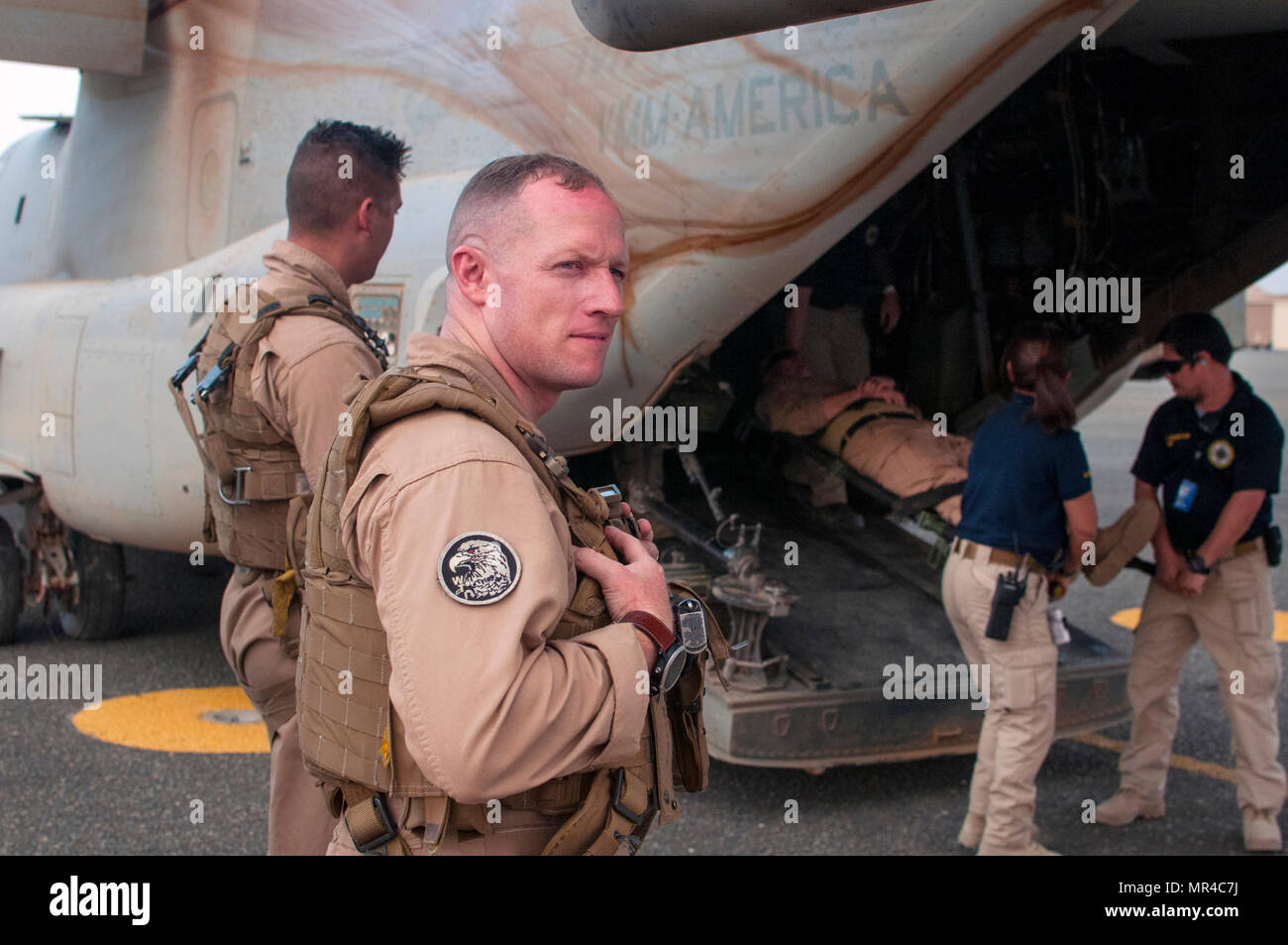 US Marine Corps Captain Nathan Frame, MV-22 Osprey Pilot mit Marine Medium Tiltrotor Squadron - 364 (VMM-364), überwacht Unfall beim Laden und Entladen Verfahren während einer gemeinsamen Übung mit Combat Medics aus dem 86. Combat Support Hospital und Sanitäter aus Area Support Group - Kuwait, gemeinsame Notdienste im Camp Arifjan, Kuwait, 8. Mai 2017.   (US Armee-Foto von Sgt. Christopher Bigelow) Stockfoto