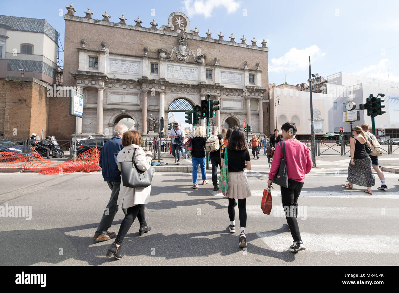 Rom Italien, Touristen zu Fuß in der Straße, der Piazzale Flaminio, Besuch der Hauptstadt. Stockfoto