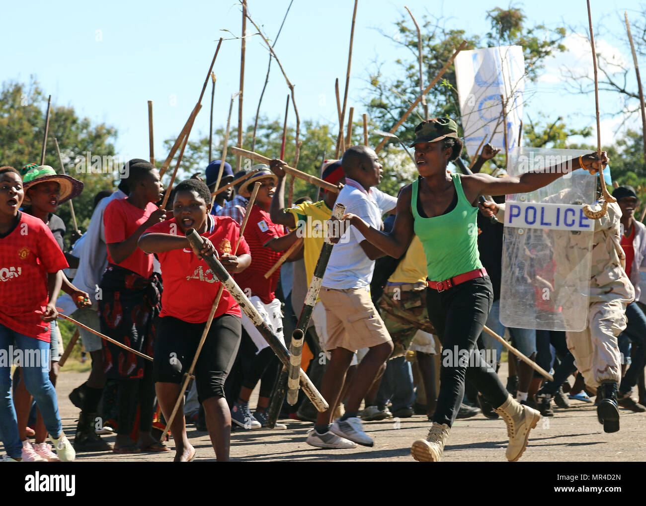 Malawi Defence Force Soldaten simulieren eine zivilrechtliche Auseinandersetzung zwischen Demonstranten und der Polizei während einer Demonstration der Friedenssicherung im afrikanischen Land Forces Gipfel 2017 am Malawi Armed Forces College in Salima, Malawi, 9. Mai 2017. ALFS wird einem jährlichen einwöchigen Seminar Zusammenführung Land zwingen Häuptlinge aus ganz Afrika für ehrliche Dialog zu diskutieren und kooperative Lösungen für regionale und überregionale Herausforderungen und Bedrohungen zu entwickeln. (Foto: US-Armee Sgt. Paige Behringer) Stockfoto