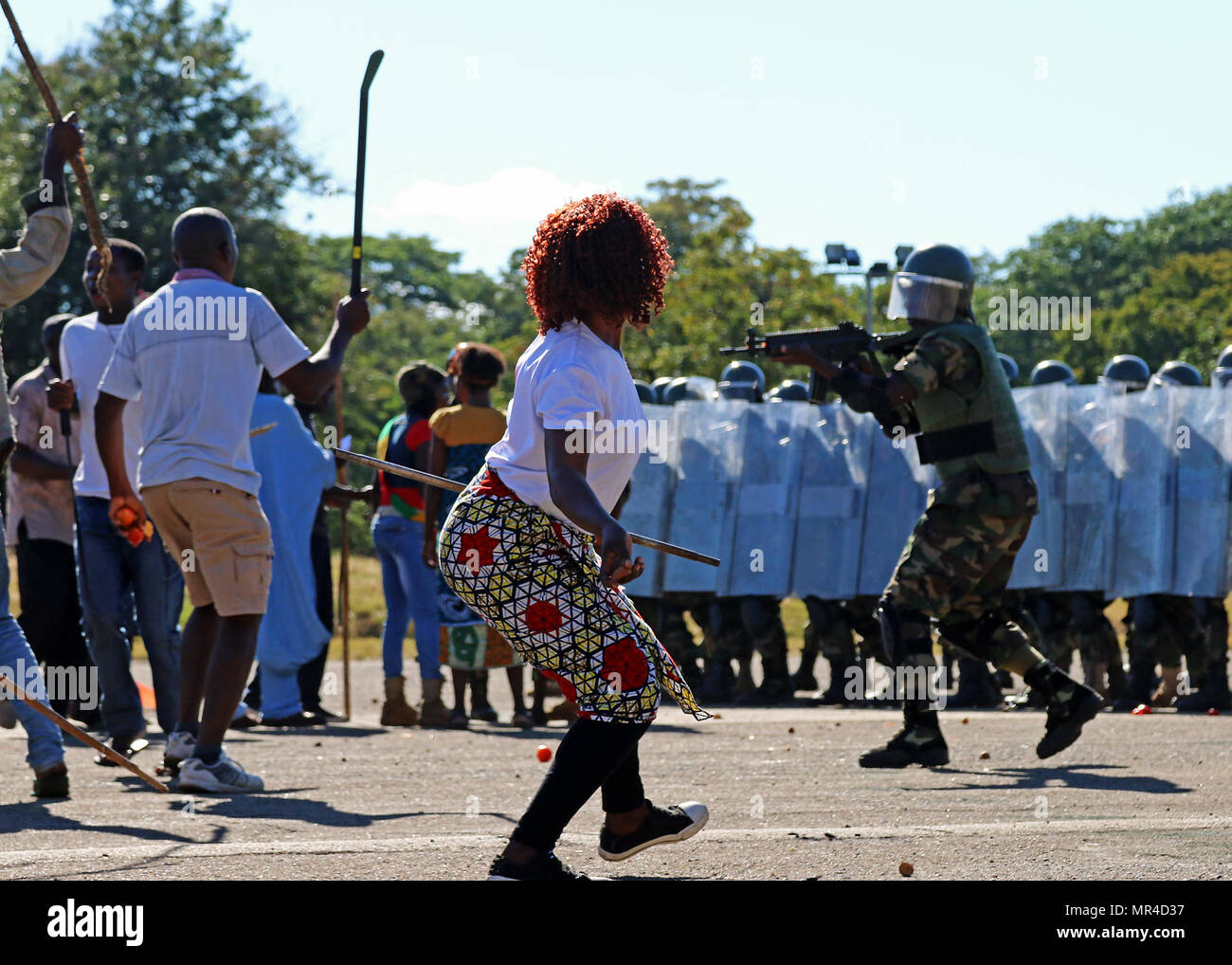 Malawi Defence Force Soldaten zeigen Menge Kontrollmaßnahmen während einer simulierten zivilrechtlichen Auseinandersetzung während Afrika Land Forces Gipfel 2017, am Malawi Armed Forces College in Salima, Malawi, 9. Mai 2017. ALFS wird einem jährlichen einwöchigen Seminar Zusammenführung Land zwingen Häuptlinge aus ganz Afrika für ehrliche Dialog zu diskutieren und kooperative Lösungen für regionale und überregionale Herausforderungen und Bedrohungen zu entwickeln. (Foto: US-Armee Sgt. Paige Behringer) Stockfoto