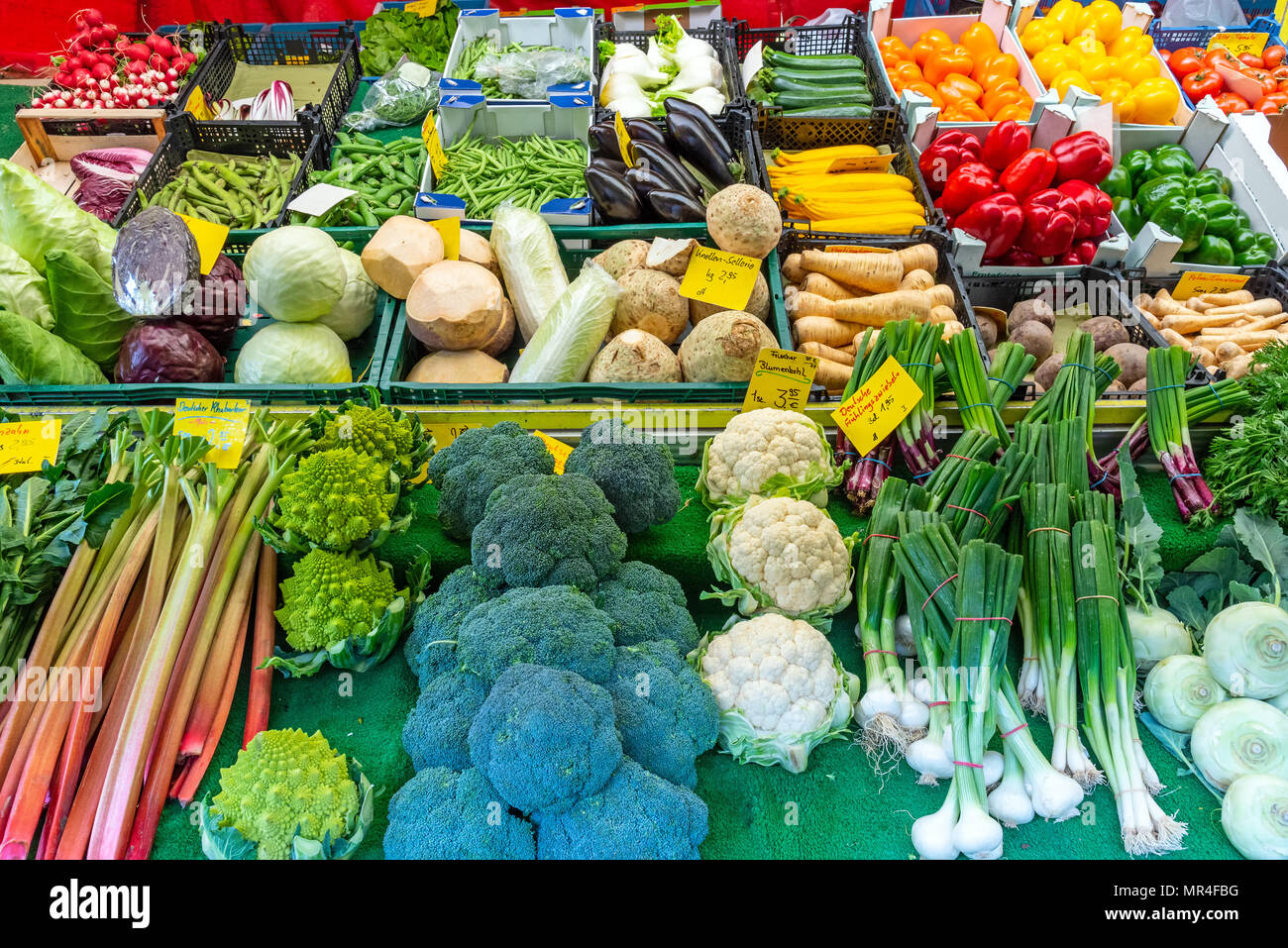Große Auswahl an frischem Gemüse für den Verkauf am Viktualienmarkt in München, Deutschland Stockfoto