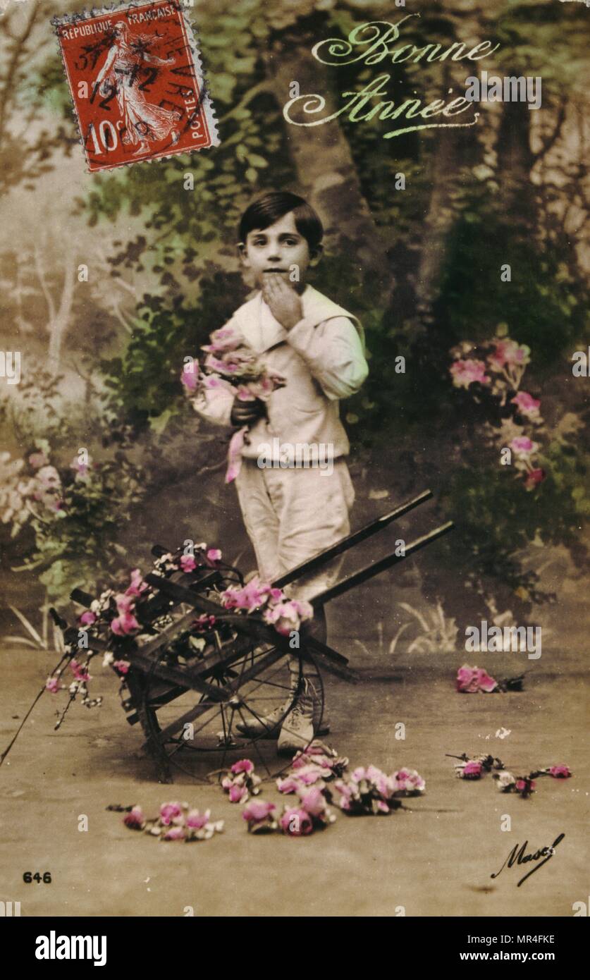 Französische Postkarte mit Bild von einem Jungen mit Blumen Stockfoto
