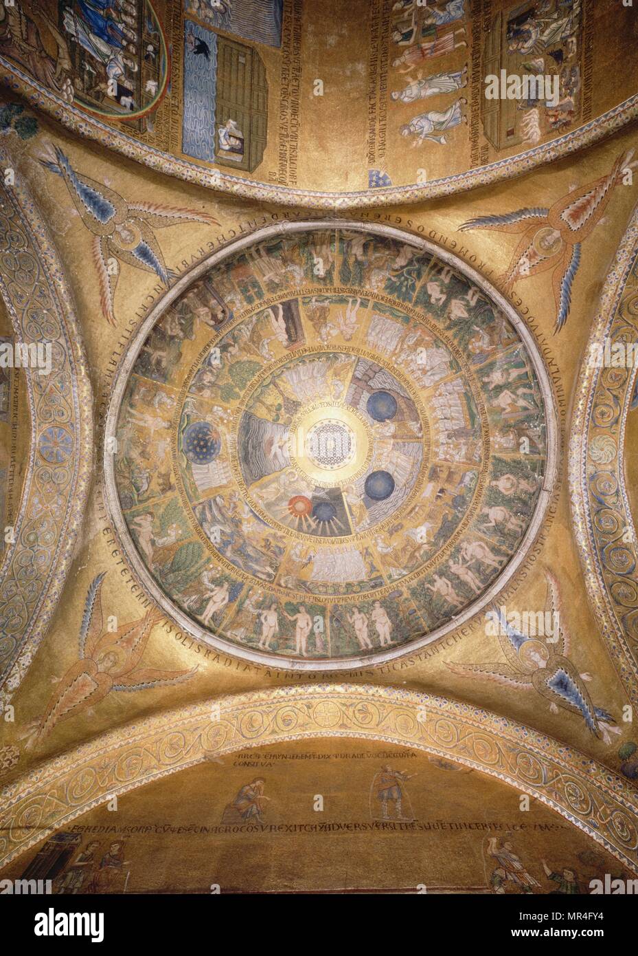 Mosaik, die biblische Schöpfungsgeschichte auf der Kuppel des 12. Jahrhunderts, die Römisch-katholische Kathedrale, Basilika von San Marco, Venedig, Italien. Eines der besten Beispiele für Italo-Byzantine Architektur. Stockfoto