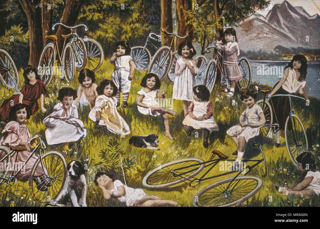Französische Postkarte zeigt junge Mädchen in der Landschaft mit ihren Fahrrädern 1900 Stockfoto