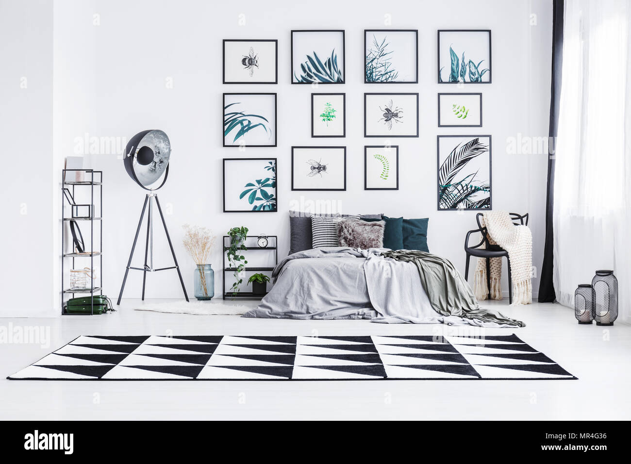 Regale An Der Wand Im Schlafzimmer Stockfotos und -bilder Kaufen - Alamy