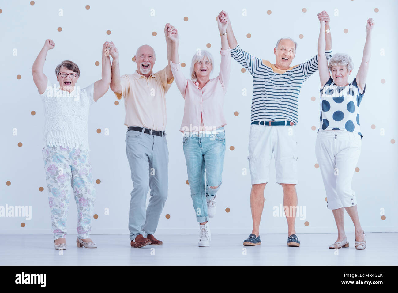 Lächelnde ältere Menschen Spaß und genießen Sie Silvester neues Jahr Stockfoto