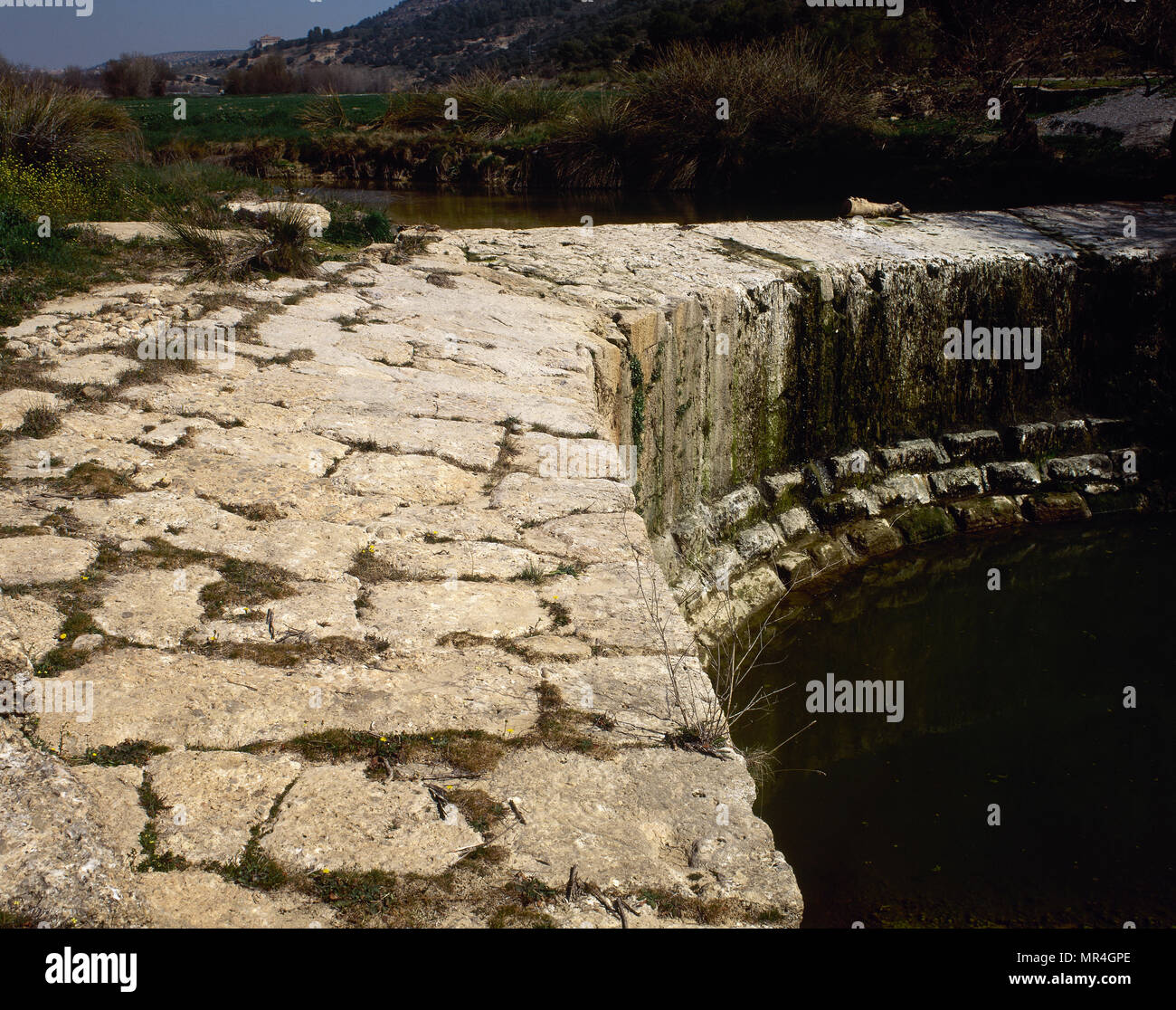 Römische Staudamm von Barcinas. Es war zwischen dem 1. und 2. Jahrhundert v. Chr., und die Wasser des Flusses Cubillas zu enthalten. Deifontes, Provinz Granada, Andalusien, Spanien. Stockfoto