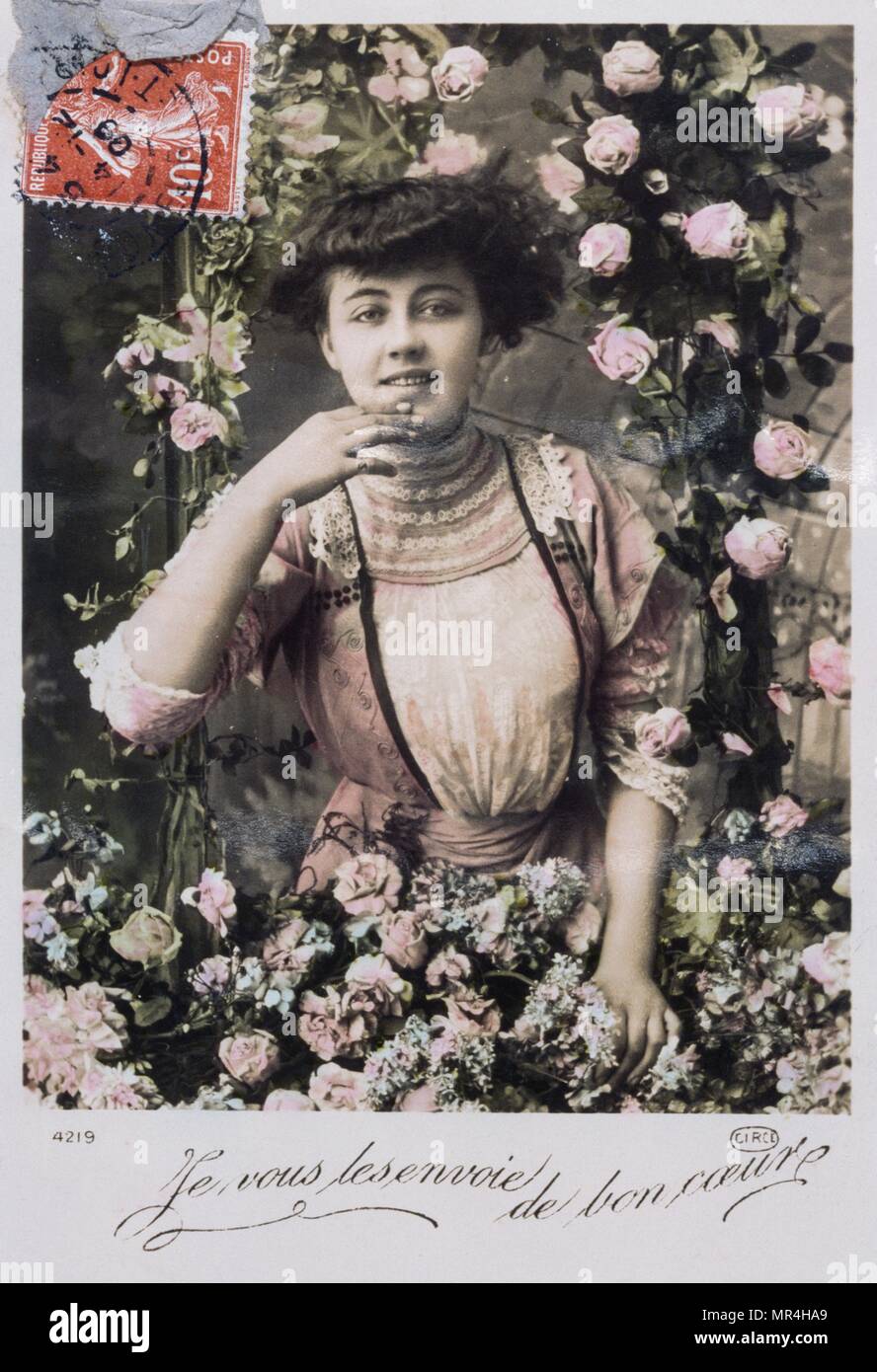 Französische neues Jahr Postkarte zeigt eine Mittelschicht Frau lächelnd und umgeben von Blumen 1900 Stockfoto
