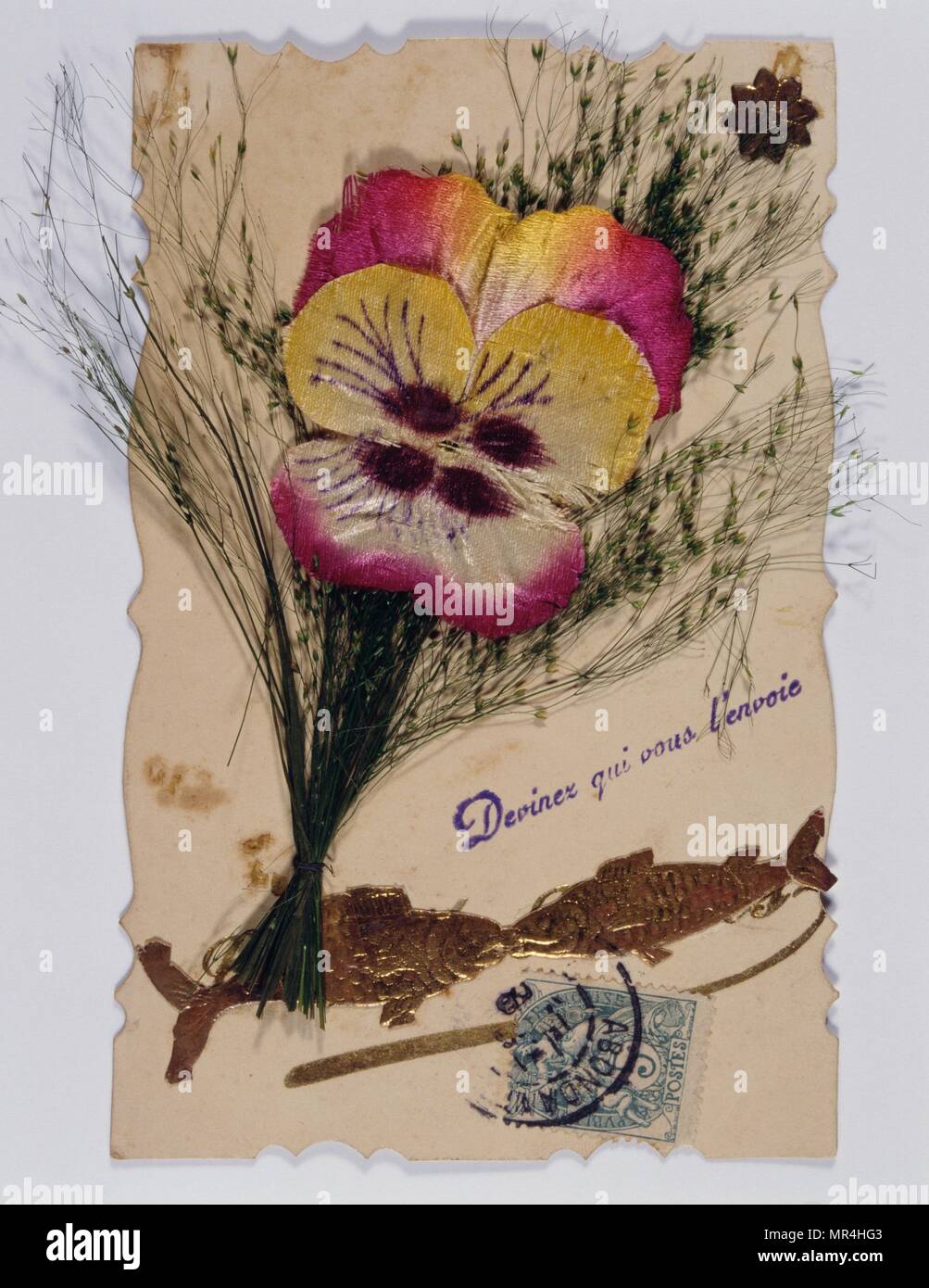 Jahrgang, Französisch, Postkarte zeigt eine bunte getrockneten, gepressten Blume. 1900 Stockfoto