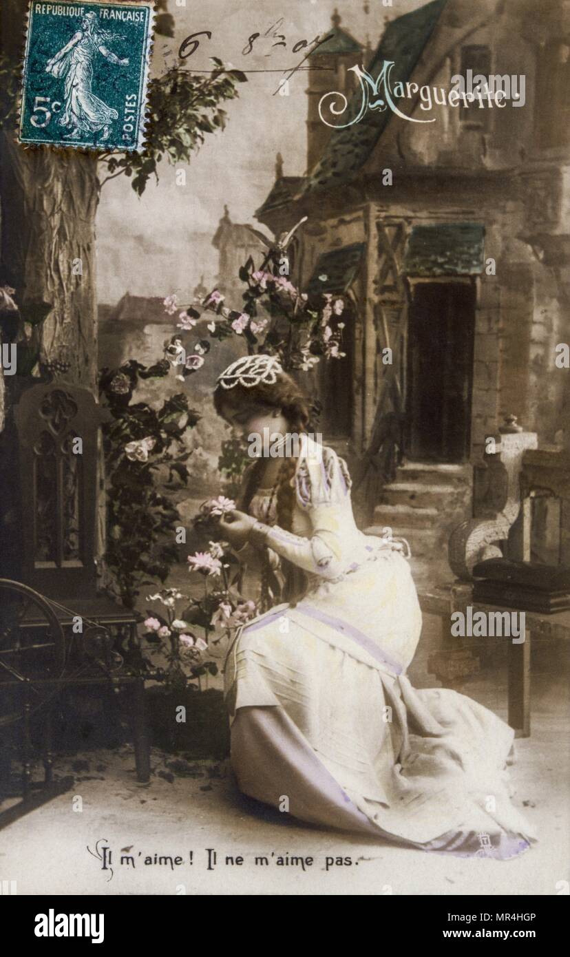 Jahrgang, Französisch, Postkarte, eine nachdenkliche Frau in einem gelben mittelalterlichen Kostüm. 1900 Stockfoto