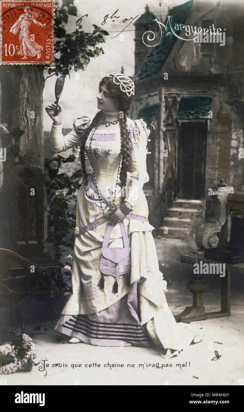 Jahrgang, Französisch, Postkarte, eine nachdenkliche Frau in einem gelben mittelalterlichen Kostüm. 1900 Stockfoto