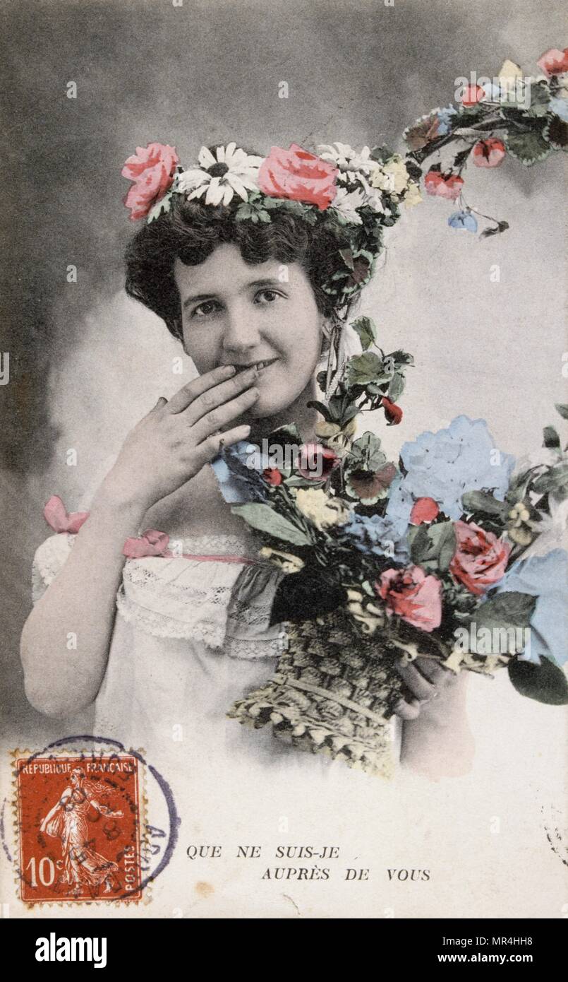 Jahrgang, Französisch, Postkarte der Darstellung einer Frau mit einem Korb mit Blumen. 1900 Stockfoto