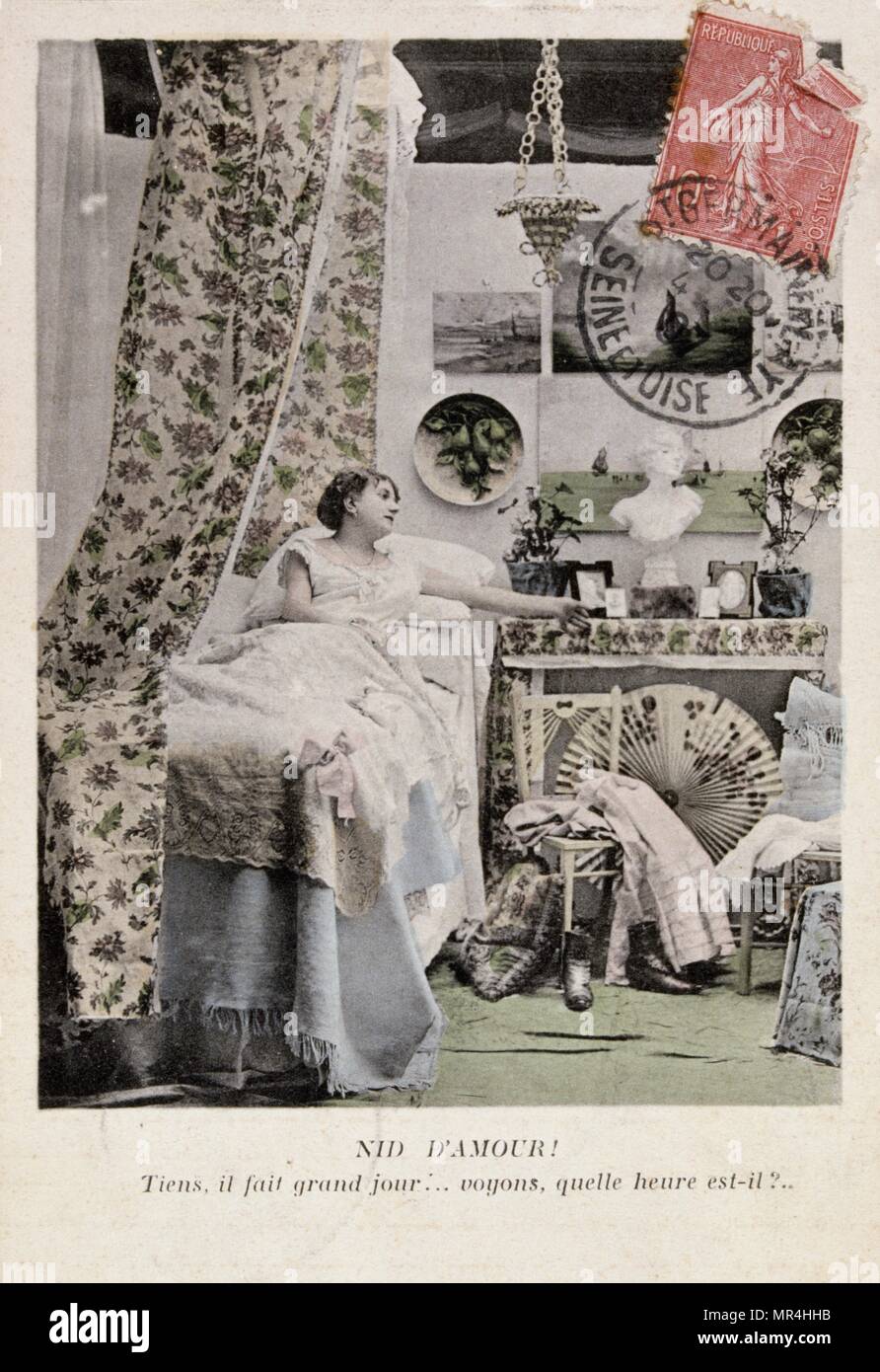 Jahrgang, Französisch, Postkarte, die eine Frau in ihrem Bett lag, in ihrem Schlafzimmer. 1900 Stockfoto