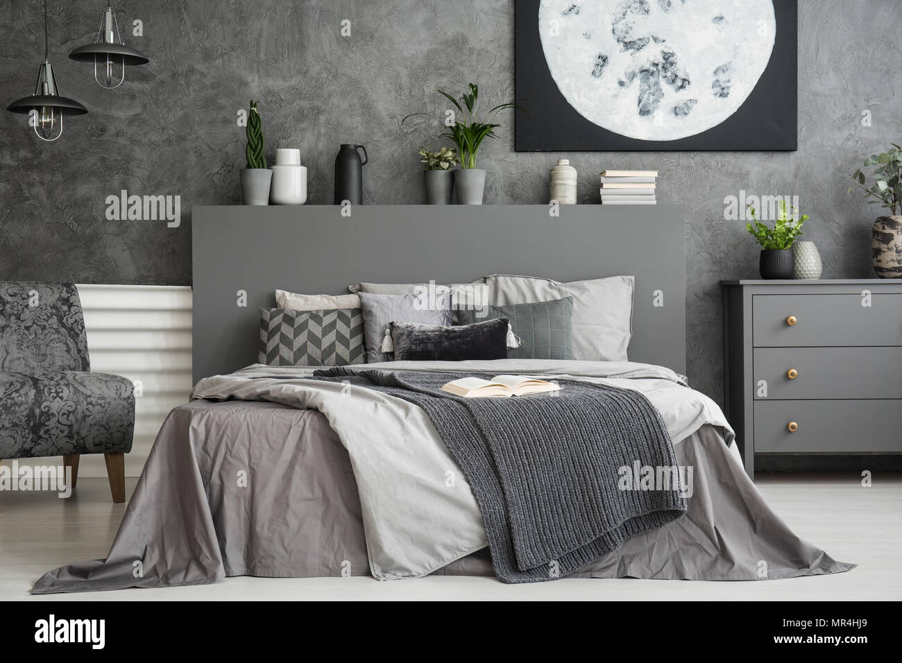 Moon Poster auf Beton Wand über Bett mit bedhead in grau Schlafzimmer  Innenraum. Real Photo Stockfotografie - Alamy