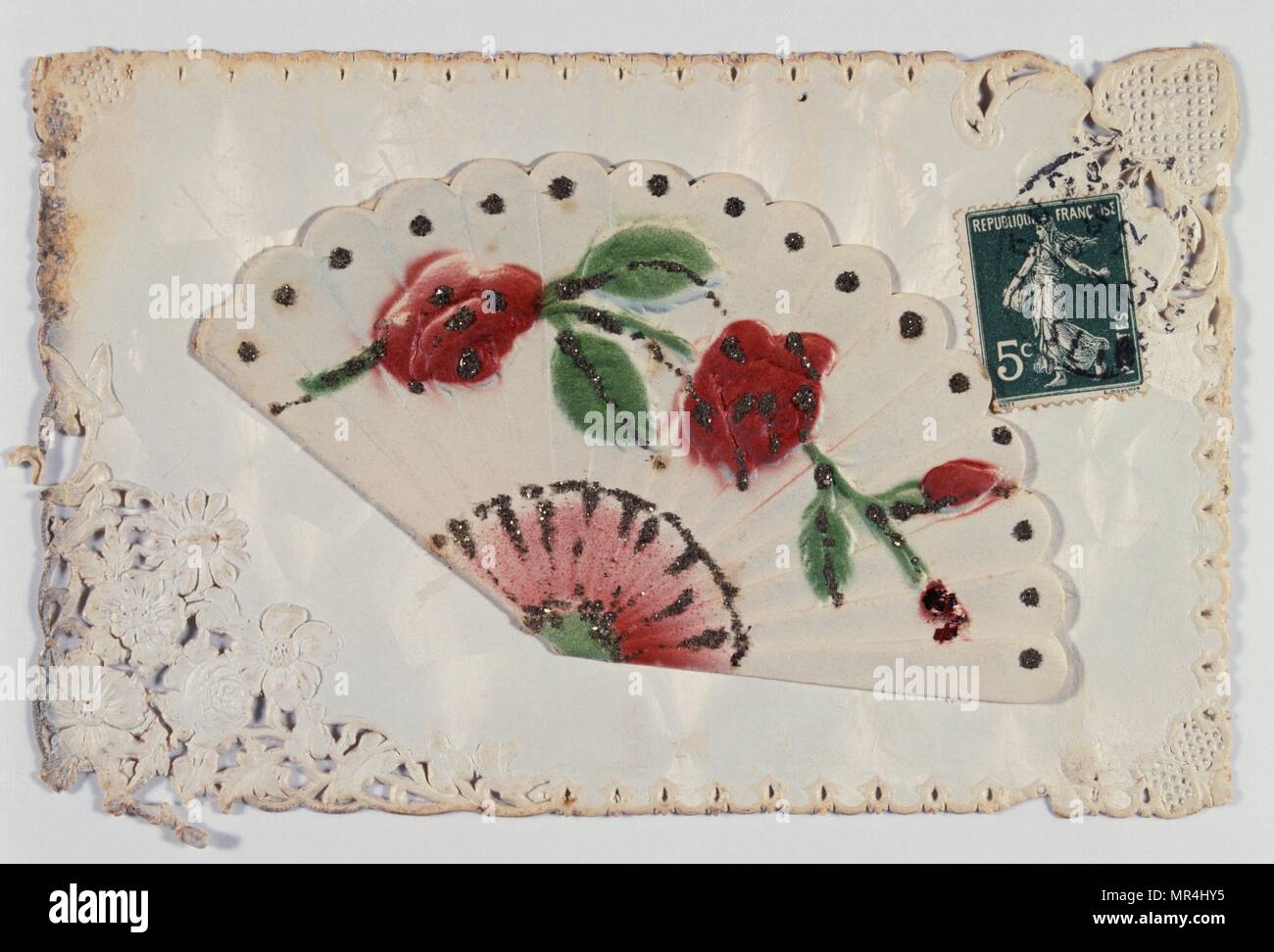 Vintage französische Postkarte illustriert mit Blumen und einem offenen Ventilator. 1903 Stockfoto