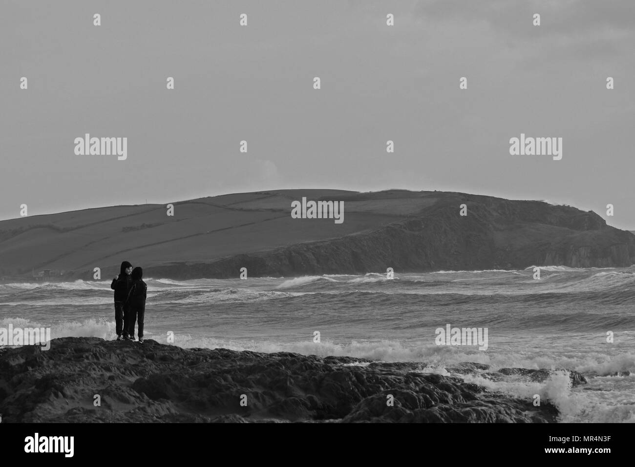 2 Figuren mit Blick auf das Meer in Schwarz und Weiß Stockfoto