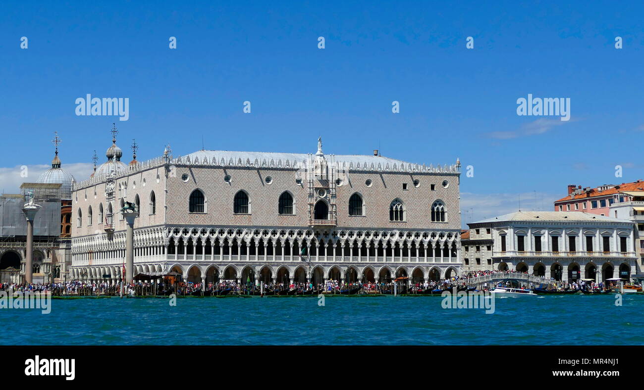 Waterfront Blick auf den Dogenpalast in Venedig, Italien. Im venezianischen Stil erbaut, der Palast war die Residenz des Dogen von Venedig, die höchste Autorität der ehemaligen Republik Venedig. Stockfoto