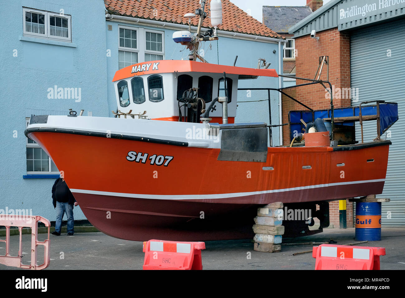 Fischerboot auf trockenem Land für Inspektion, Reparatur und Wartung. Stockfoto