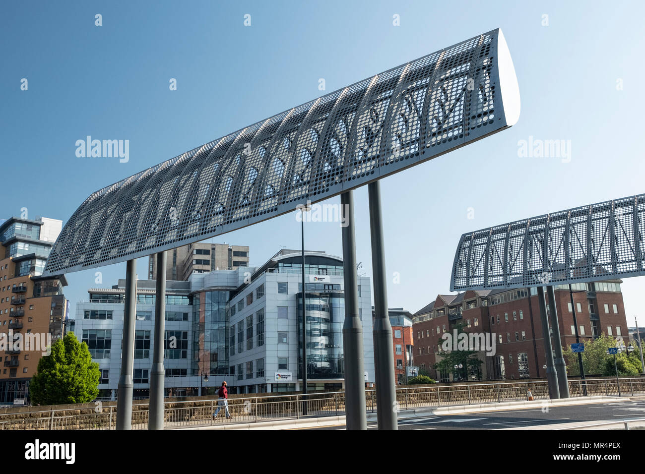 Riesige Windabweiser oder Leitbleche außerhalb Bridgewater Hotel, Leeds, West Yorkshire, England Stockfoto