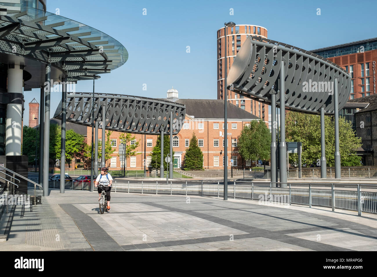 Riesige Windabweiser oder Leitbleche außerhalb Bridgewater Hotel, Leeds, West Yorkshire, England Stockfoto