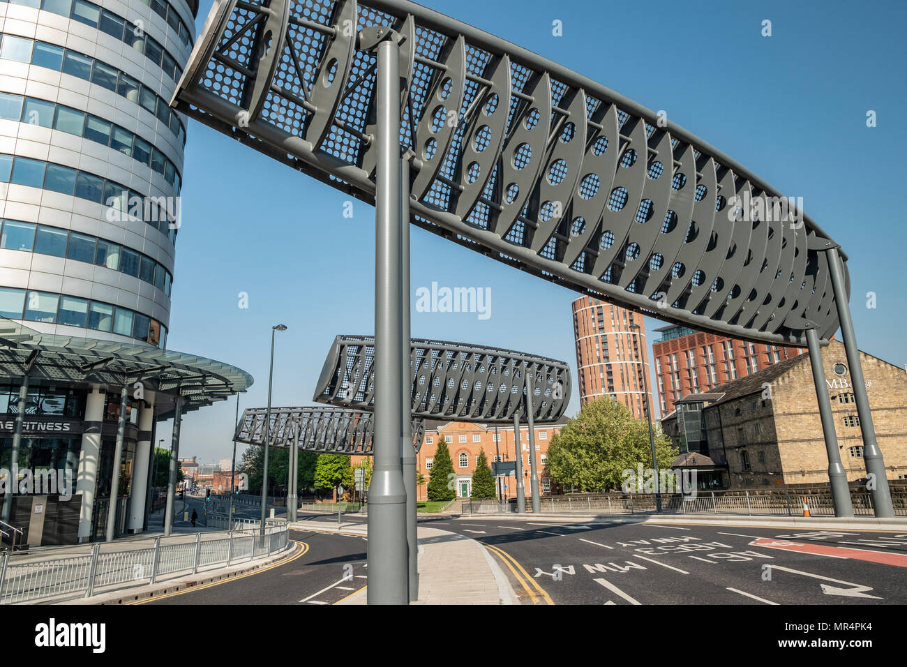 Riesige Windabweiser oder Leitbleche außerhalb Bridgewater Hotel, Leeds, West Yorkshire, England Stockfoto