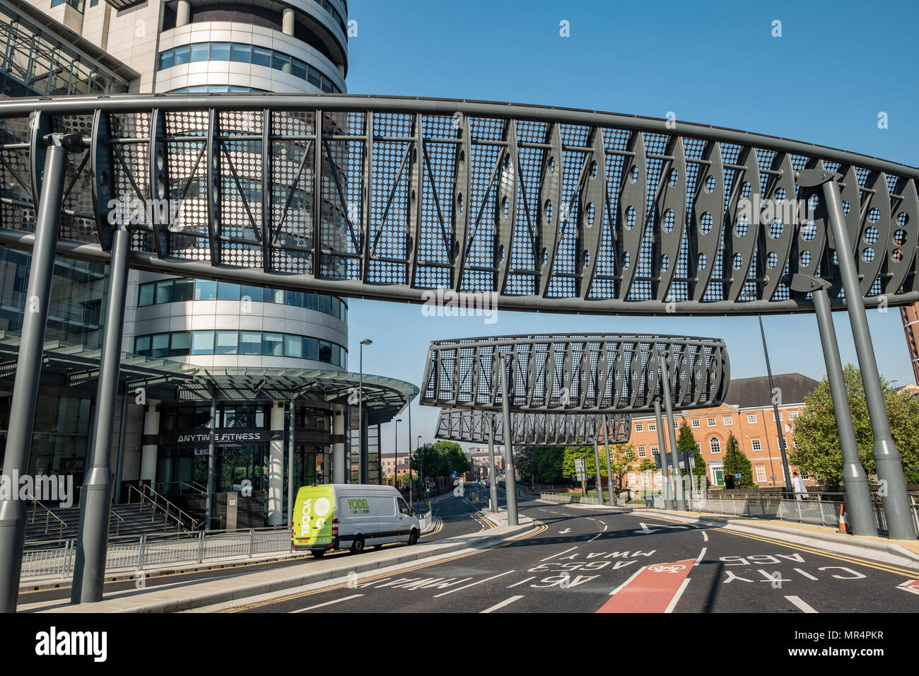 Riesige Windabweiser oder Leitbleche außerhalb Bridgewater Hotel, Leeds, West Yorkshire, England Stockfoto