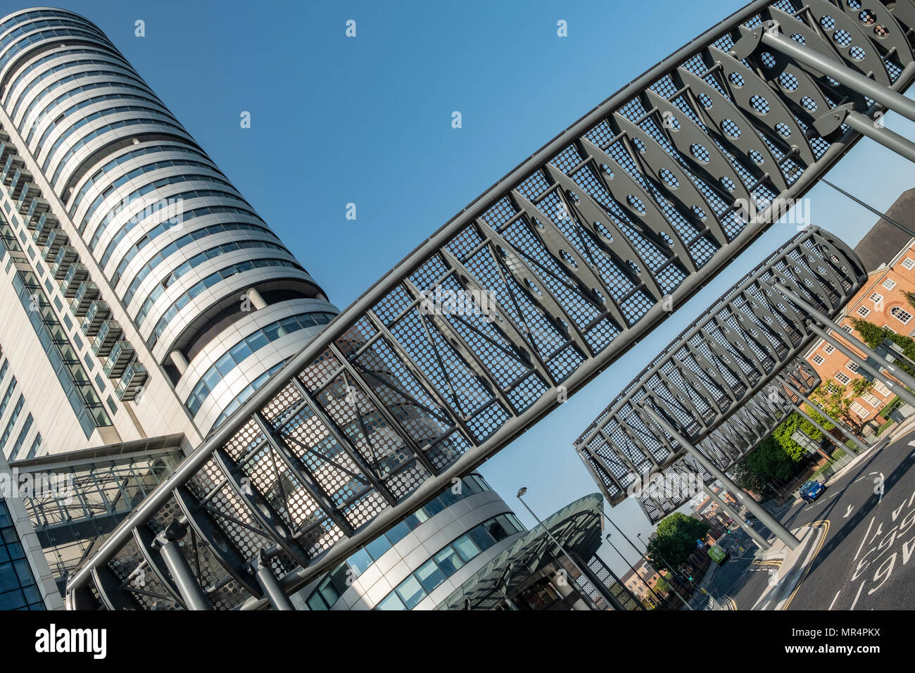 Riesige Windabweiser oder Leitbleche außerhalb Bridgewater Hotel, Leeds, West Yorkshire, England Stockfoto