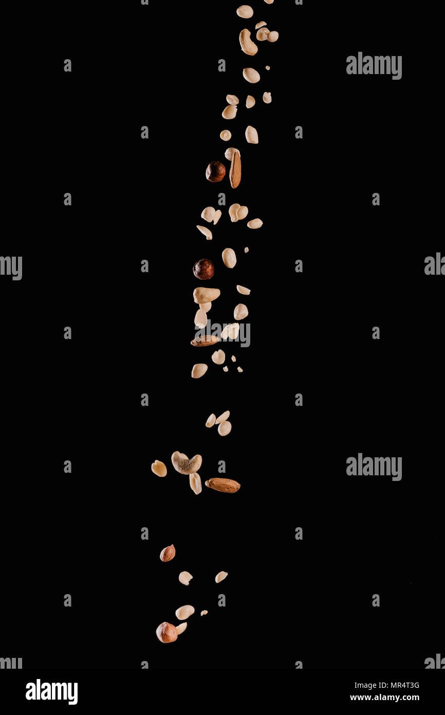 Fallende yummy unterschiedlicher Nüsse isoliert auf Schwarz Stockfoto