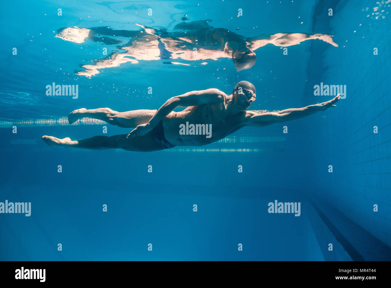 Unterwasser Bild der jungen Schwimmer in Schutzbrille Ausübung im Pool Stockfoto