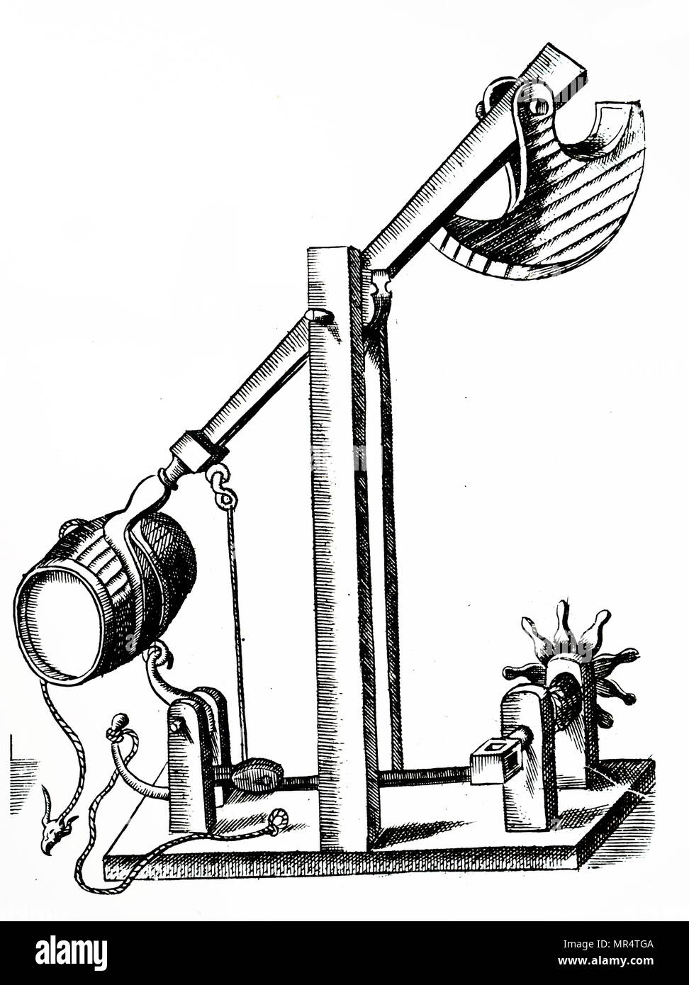 Kupferstich mit der Darstellung eines mechanischen Katapult bis Wunde durch eine Winde (rechts). Wenn das Seil wurde freigegeben, das Gewicht (oben rechts) zog den Arm schnell nach unten, die Projektion der Zylindertrommel (vielleicht mit Griechischem Feuer) auf den Feind. Vom 17. Jahrhundert Stockfoto