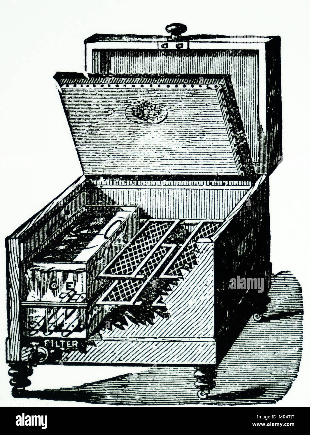 Englisch, 20. Jahrhundert, Illustration von einem Kühlschrank, Fächer für  Eis und Essen. Von Mrs Beeton's Buch der Haushaltsführung 1901  Stockfotografie - Alamy