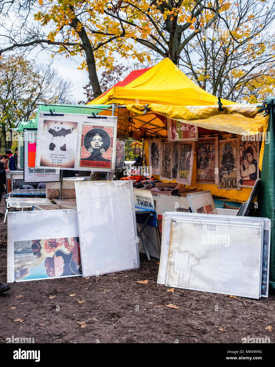 Berlin Prenzlauer Berg. Mauerpark Flohmarkt. Abschaltdruck Verkauf von alten Film Poster Stockfoto
