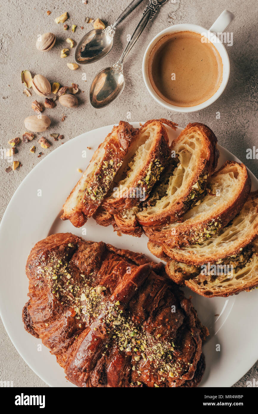 Flach mit Tasse Kaffee und süßes Gebäck auf Platte an der Tischplatte Stockfoto