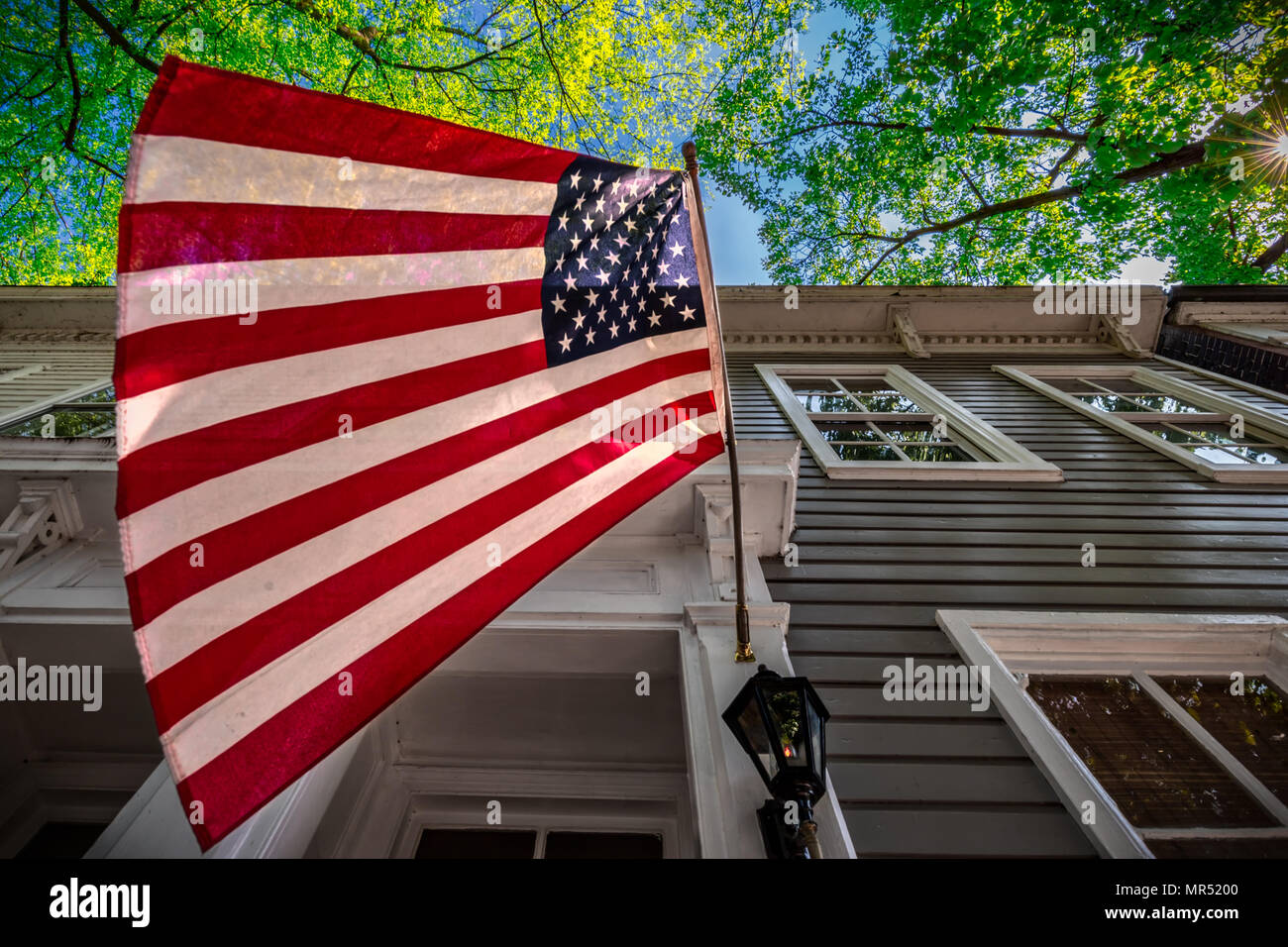 Eine amerikanische Flagge, hängend an einem Gebäude in Alexandria, Virginia. Stockfoto
