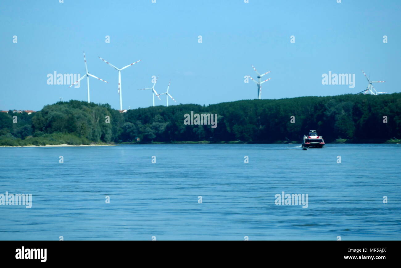 Foto von Windkraftanlagen neben der Donau in Wien, Österreich. Die Donau ist Europas längste Rive, und fließt durch 10 Länder für 2.860 km (1.780 Meilen). Vom 21. Jahrhundert Stockfoto