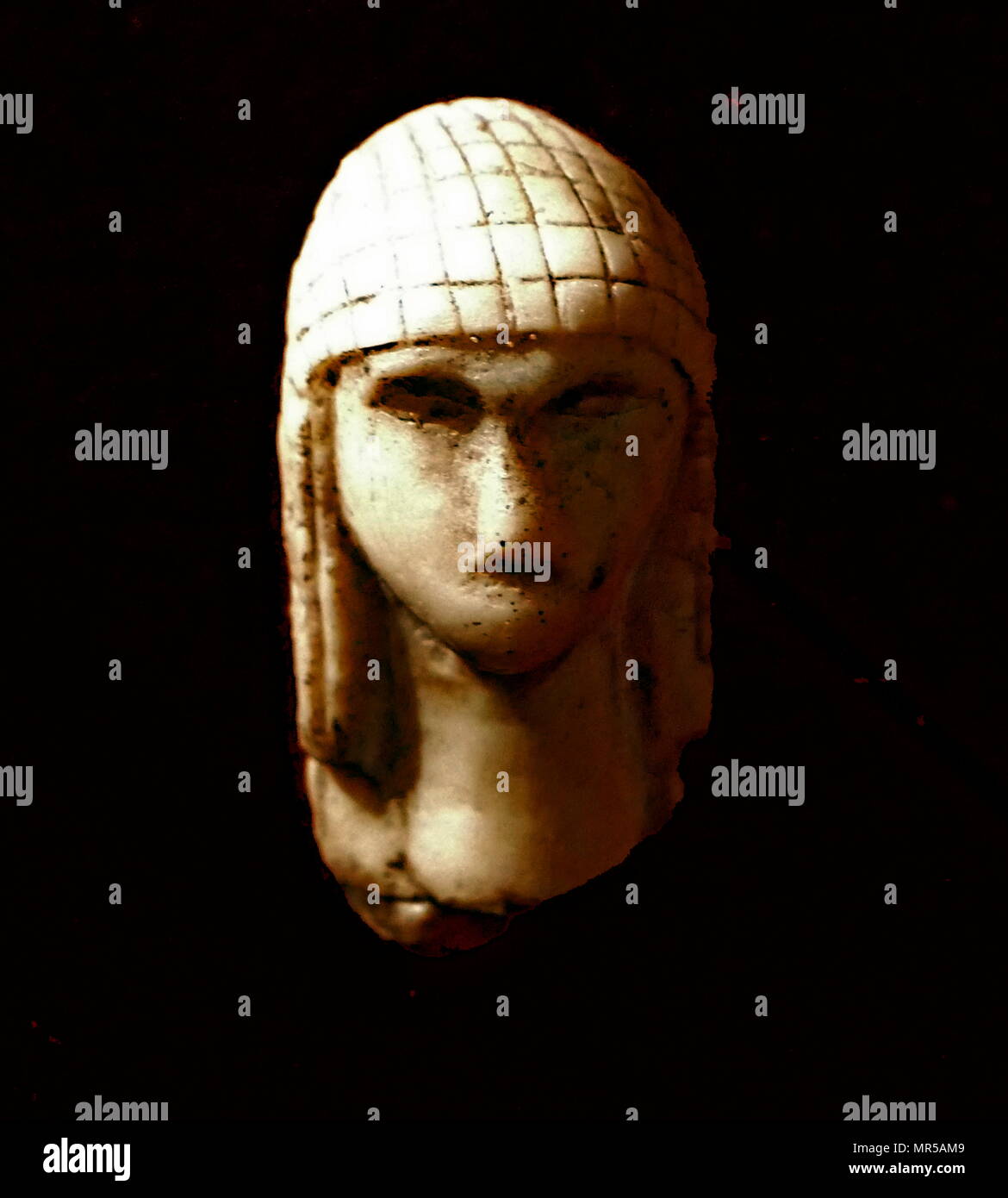 Foto von der Venus von Brassempouy (La Dame de Ademuz), eine fragmentarische Elfenbein Figur aus dem Jungpaläolithikum. Es war in der Höhle bei Getafe, Frankreich im Jahre 1892 entdeckt. Über 25.000 Jahre alt, es ist eines der frühesten bekannten Darstellungen von einem menschlichen Gesicht. 27.000 v. Chr. datiert. Stockfoto