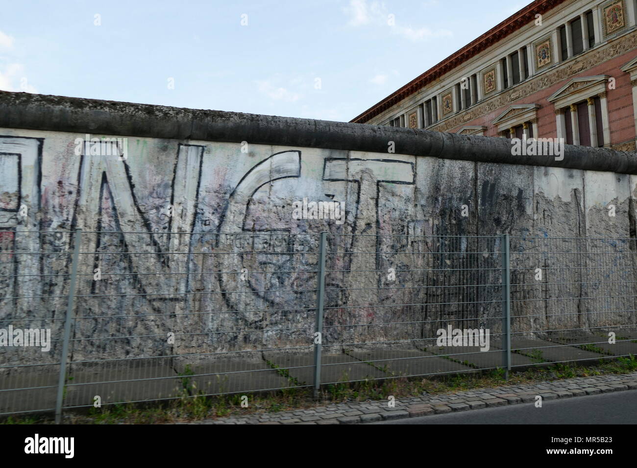 Foto zeigt einige der Graffiti auf der Berliner Mauer (Berliner Mauer). Die Berliner Mauer war ein bewachter konkrete Sperre, dass Berlin von 1961 bis 1989 unterteilt. Die von der Deutschen Demokratischen Republik (DDR, Ost Deutschland) die Wand vollständig aus West-berlin aus der DDR und aus Ostberlin bis Regierungsbeamte im November 1989 gebaut. Sein Abriss begann offiziell am 13. Juni 1990 und wurde im Jahr 1992 abgeschlossen. Vom 21. Jahrhundert Stockfoto
