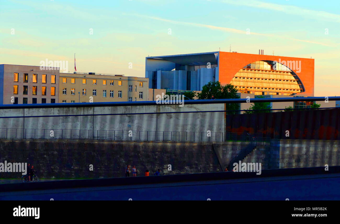 Foto von der Außenseite des Deutschen Bundeskanzleramts, Berlin, Deutschland. Das Kanzleramt (Bundeskanzleramt) ist eine Agentur, die die Geschäftsstelle der Bundeskanzler der Bundesrepublik Deutschland, der Leiter der Bundesregierung. Vom 21. Jahrhundert Stockfoto