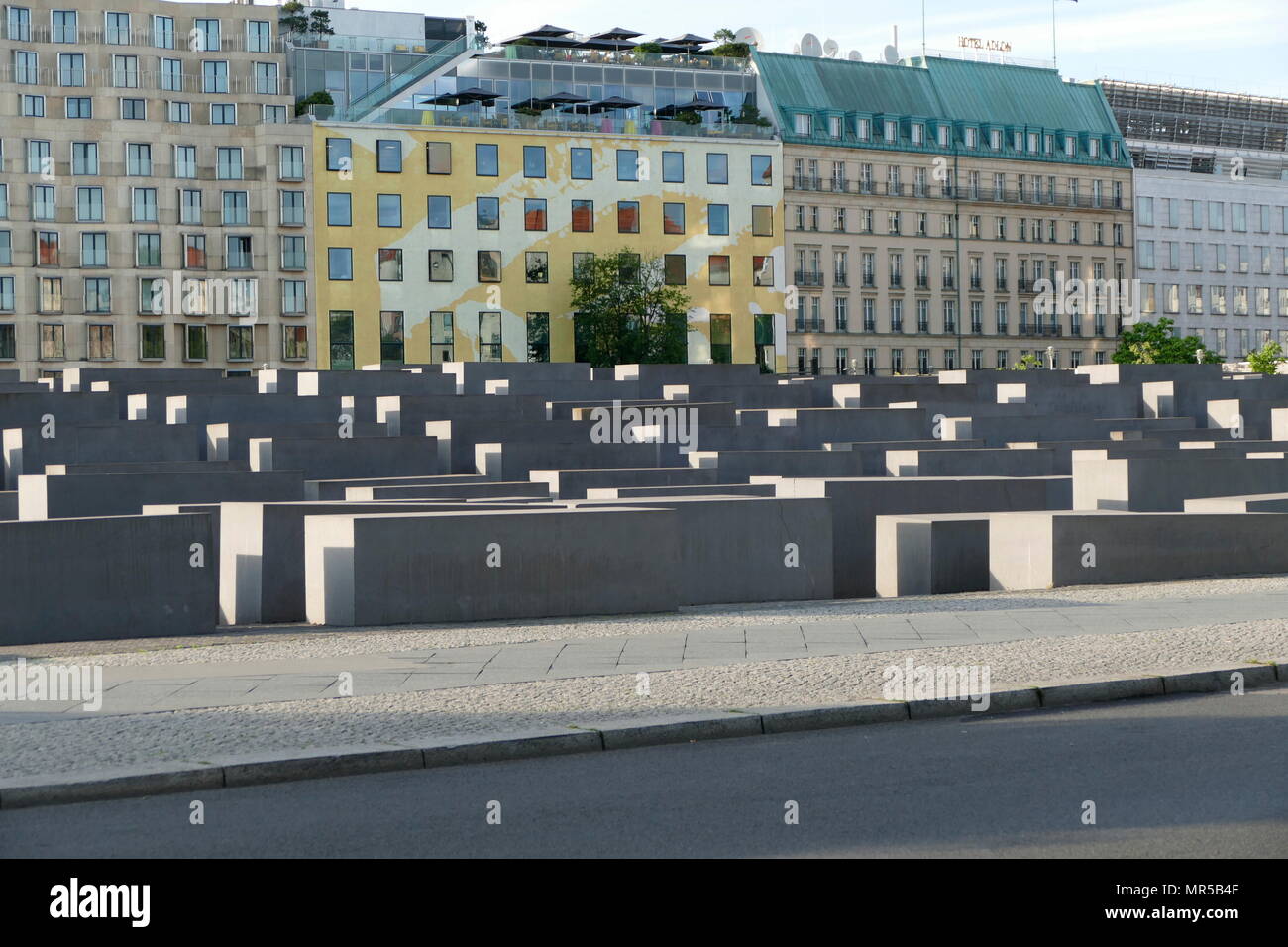 Foto des Denkmals für die ermordeten Juden Europas (Holocaust-mahnmal), in Berlin. Für die jüdischen Opfer des Holocaust, entworfen von Architekt Peter Eisenman und Ingenieur Buro Happold gewidmet. Es besteht aus Betonplatten oder telae", die in einem Raster auf einer geneigten Bereich angeordnet. Vom 21. Jahrhundert Stockfoto