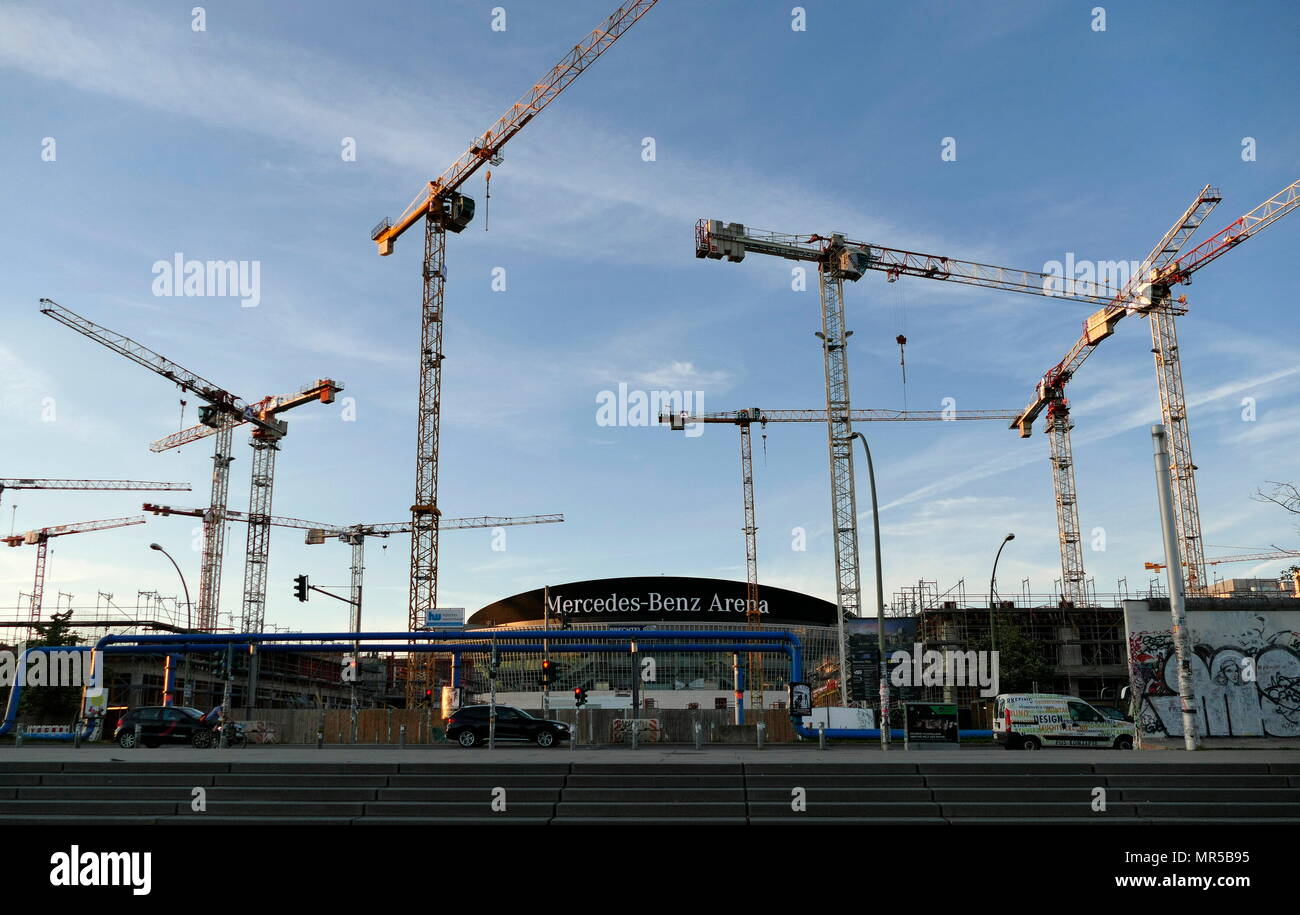 Foto, den Bau in der Nähe der Mercedes-Benz Arena; ein vielseitiges Indoor Arena befindet sich im Stadtteil Friedrichshain Berlin im September 2008 eröffnet. Mit einer Kapazität von 17.000 Menschen, es ist die Heimat der Eisbären Berlin Eishockey Club und der ALBA Berlin Basketball Team. Vom 21. Jahrhundert Stockfoto