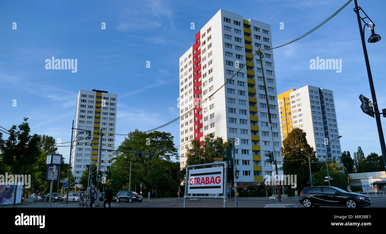 Foto des ehemaligen Ost-Berlin kommunistischen Staat Gehäuse bestehend aus Wohnblocks wurden über die Hauptstadt der Deutschen Demokratischen Republik (DDR) gebaut. Vom 21. Jahrhundert Stockfoto