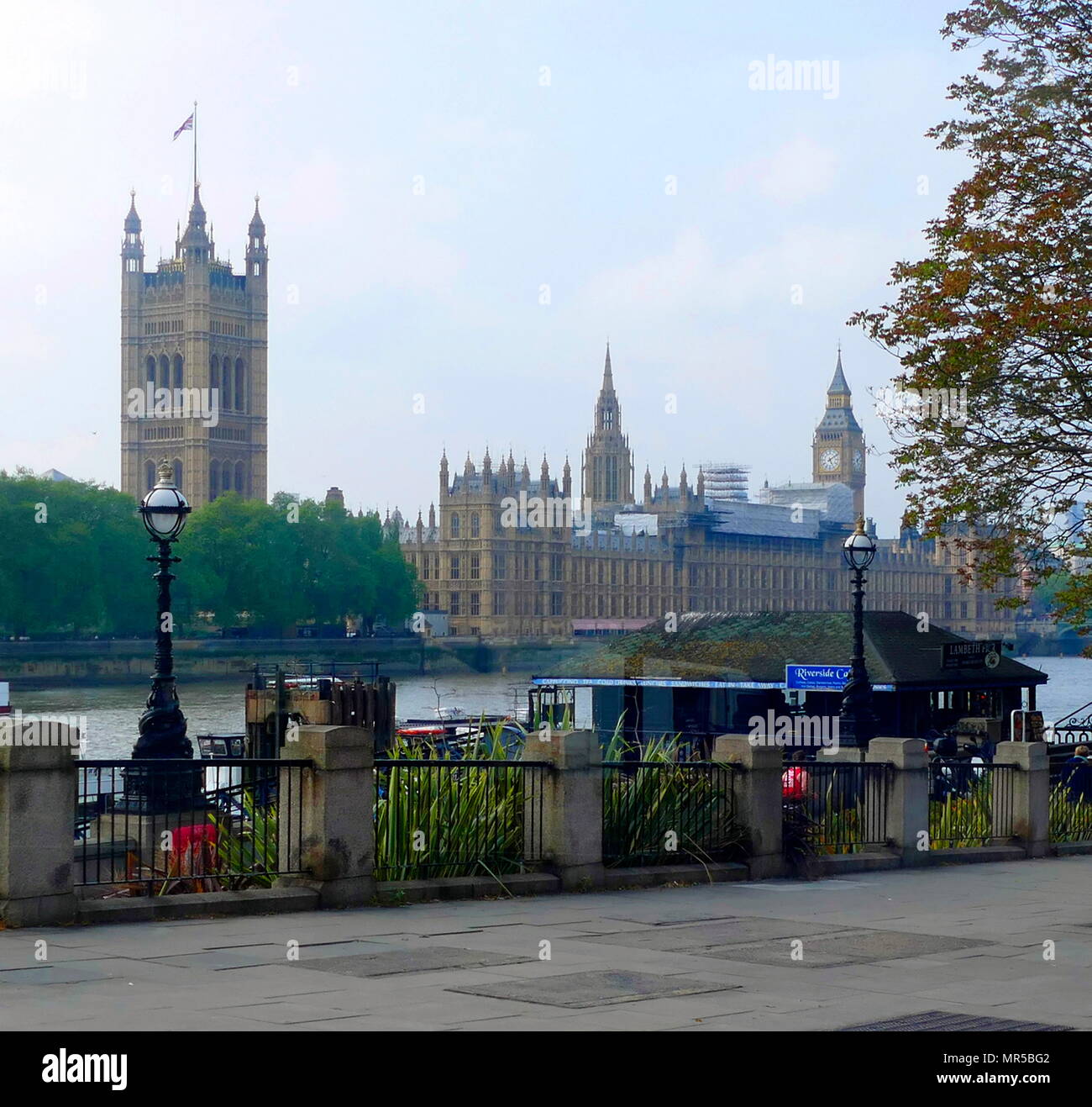 Häuser des Parlaments angesehen von Lambeth auf der Südseite der Themse, London Stockfoto