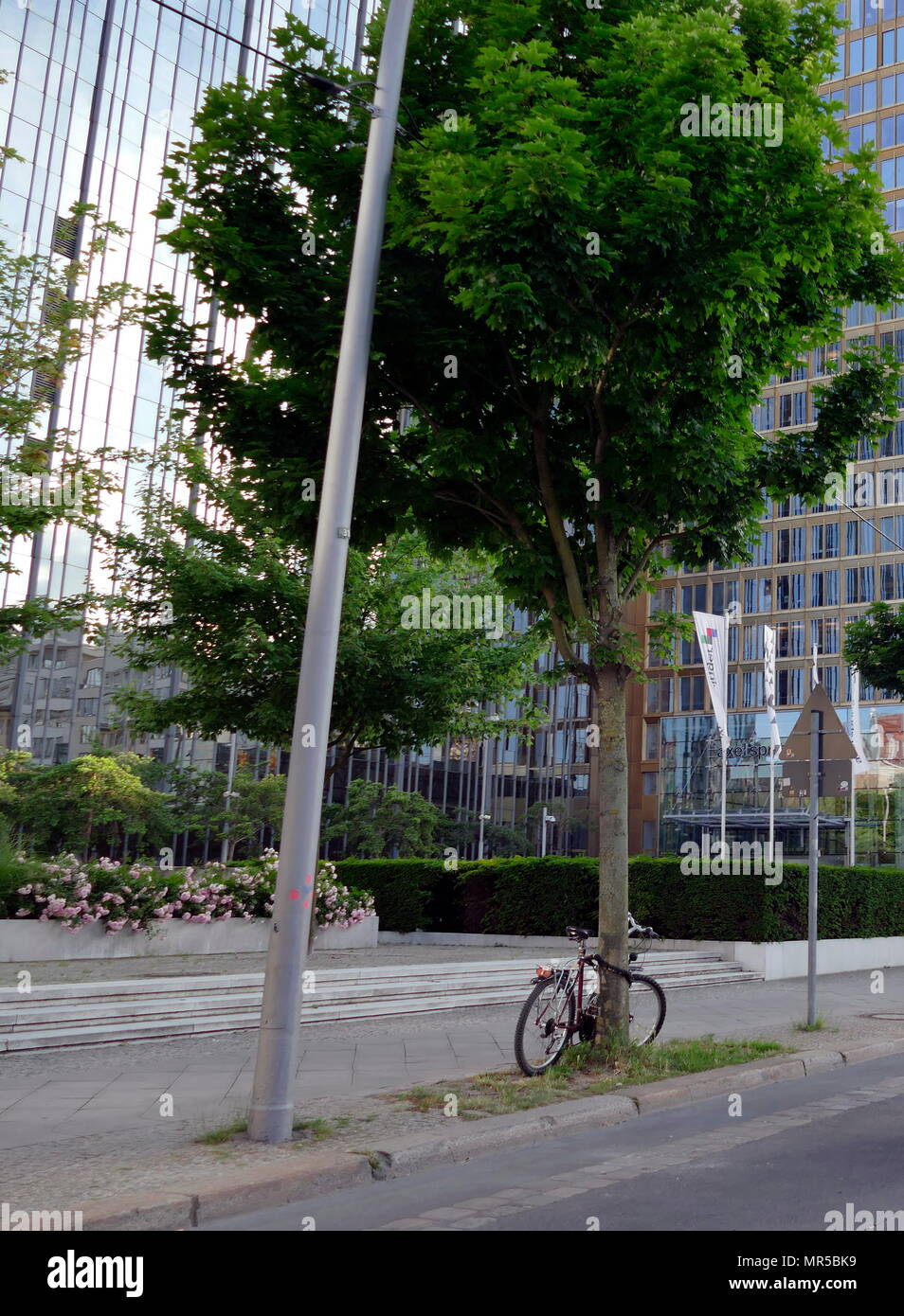 Foto von der Zentrale der Axel Springer International, Berlin, Deutschland. Axel Springer SE ist einer der größten Digital Publishing Häuser in Europa, mit zahlreichen Multimedia News Marken, wie BILD, WELT, und Fakt und beschäftigte mehr als 15.000 Mitarbeiter Stockfoto