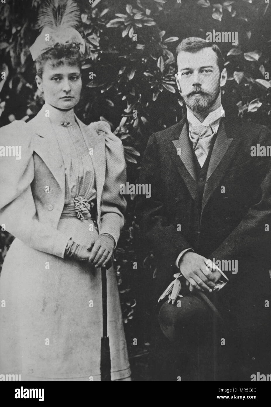 Foto von Kaiserin Alexandra und Nikolaus II. von Russland. Alexandra Fjodorowna (1872-1918), Kaiserin von Russland als Ehepartner Nikolaus II., dem letzten Herrscher des Russischen Reiches. Ursprünglich als Alix von Hessen und bei Rhein bekannt, Sie war eine Enkelin von Königin Victoria von Großbritannien. Nikolaus II. (1868 - 1918) war der letzte Kaiser von Russland, Urteil vom 1. November 1894 bis zu seinem erzwungenen Abdankung am 15. März 1917 Stockfoto