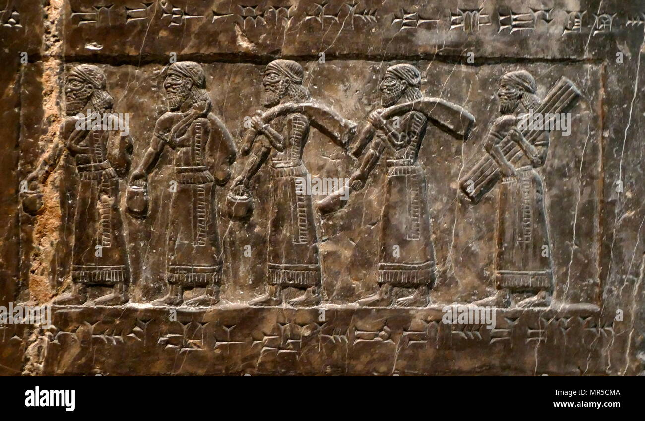 Detail aus der schwarze Obelisk, von Salmanassar III. Eine schwarze Kalkstein Assyrische Skulptur mit Szenen in Reliefs und Inschriften. Es kommt von Nimrud (antike Kalhu), im Norden des Irak, und erinnert an die Taten des Königs Salmanassar III (regierte 858-824 v. Chr.). Stockfoto